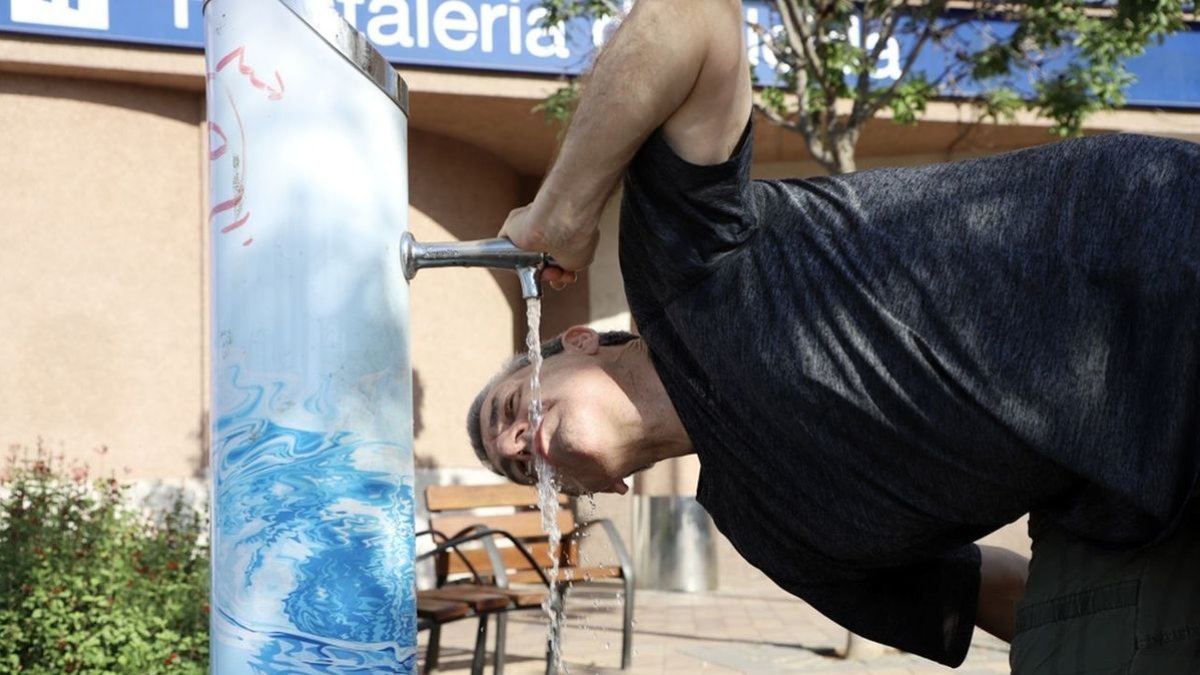 Un vianant es refresca en una de les fonts dels carrers de Lleida. - MAGDALENA ALTISENT