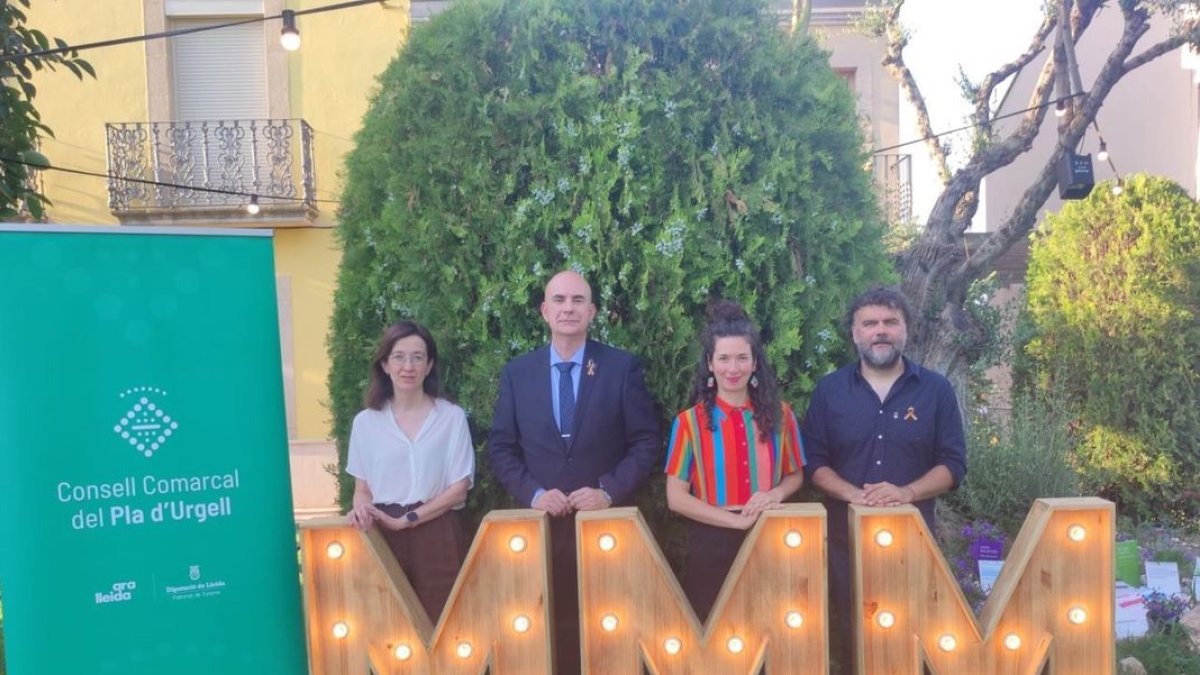 Jèssica Ferrer Escandell, segunda por la derecha, fue la ganadora del certamen de poesía. - CONSELL COMARCAL DEL PLA