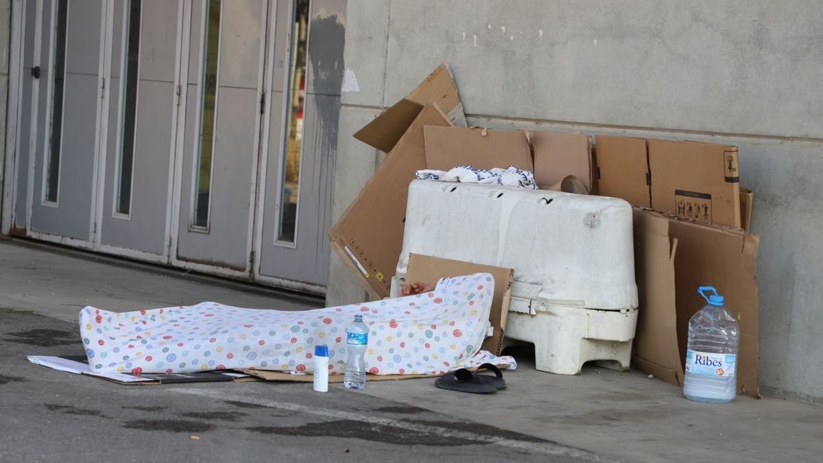 Un sensesostre dormint entre cartrons al costat del pavelló 4. - MAGDALENA ALTISENT