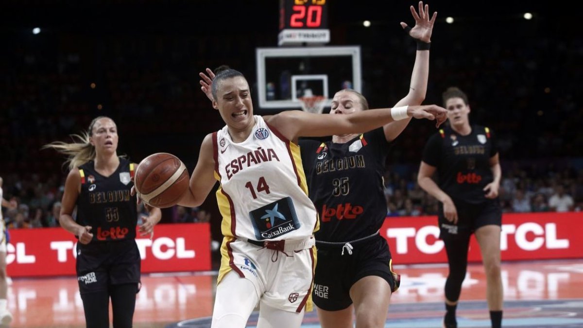 Raquel Carrera intenta entrar a canasta ante la belga Vanloo. - EFE/EPA/YANNIS KOLESIDIS