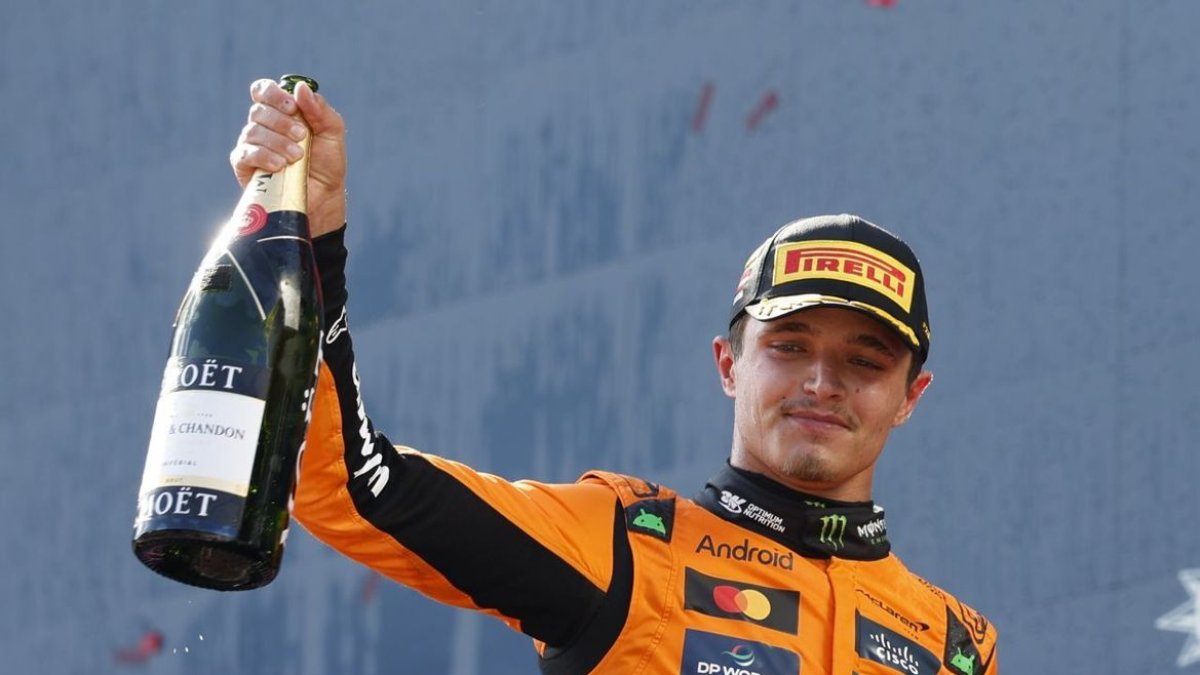 El britànic Lando Norris celebra la victòria al circuit de Spielberg al podi, que l’atansa al liderat. - EUROPA PRESS