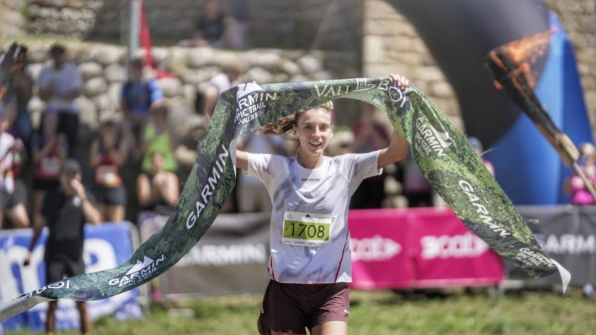 La madrileña afincada en Alicante, Dalia Alonso, entra victoriosa en meta. - GARMIN EPIC TRAIL