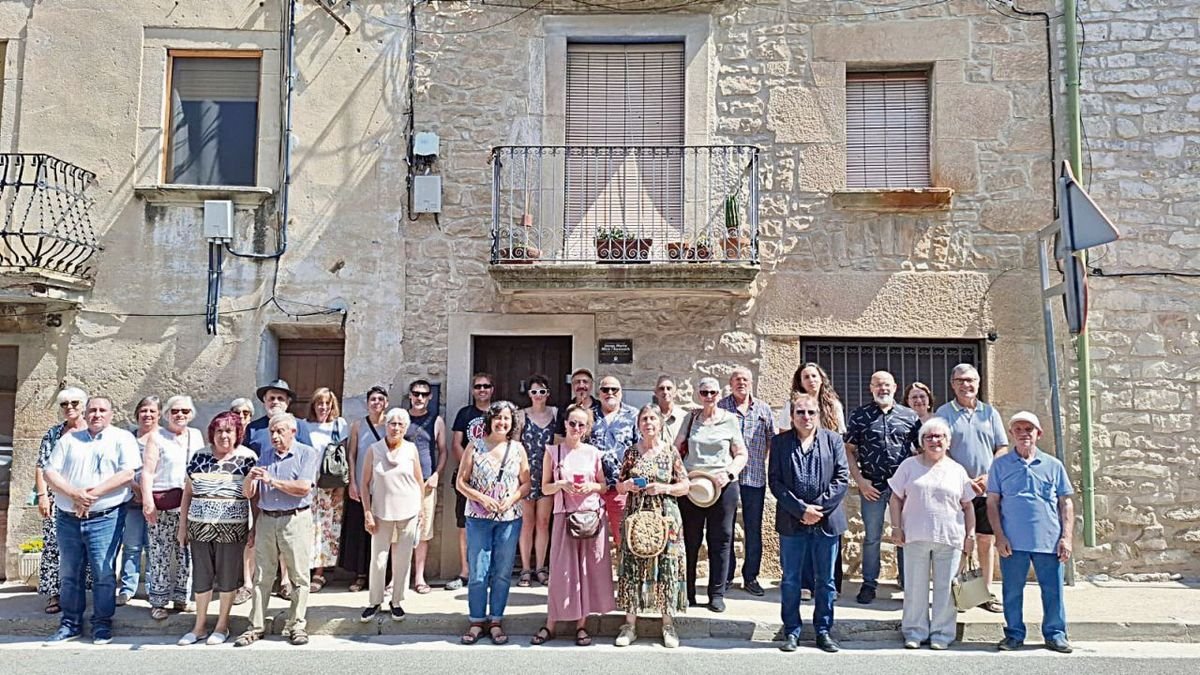 Foto de família dels participants en la inauguració oficial de la placa dedicada a Miró a casa seua a Maldà. - GRTP / ÀLEX MIRÓ