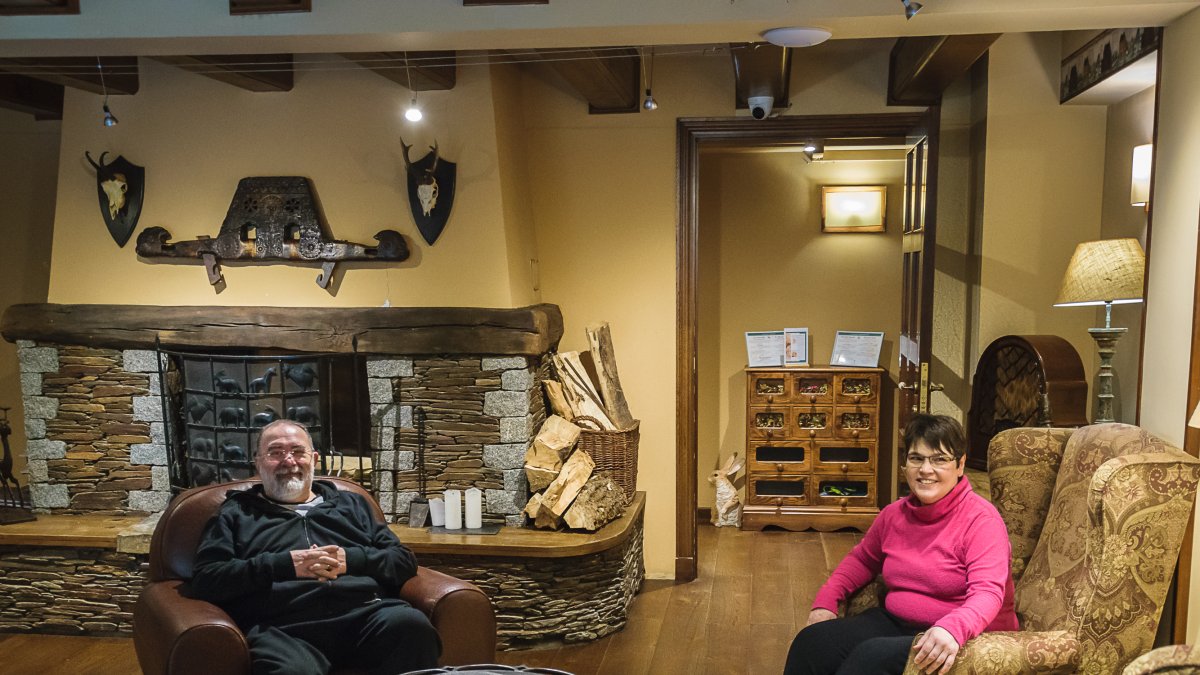 Rosa Farré, i el seu espòs, Joan, al saló de Casa Irene.