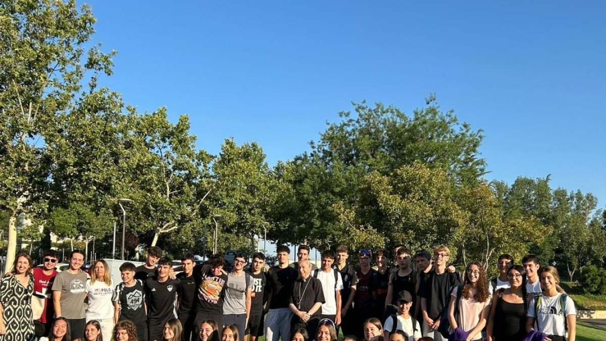Alumnes de l’Episcopal, ahir amb el bisbe Salvador Giménez. - BISBAT DE LLEIDA