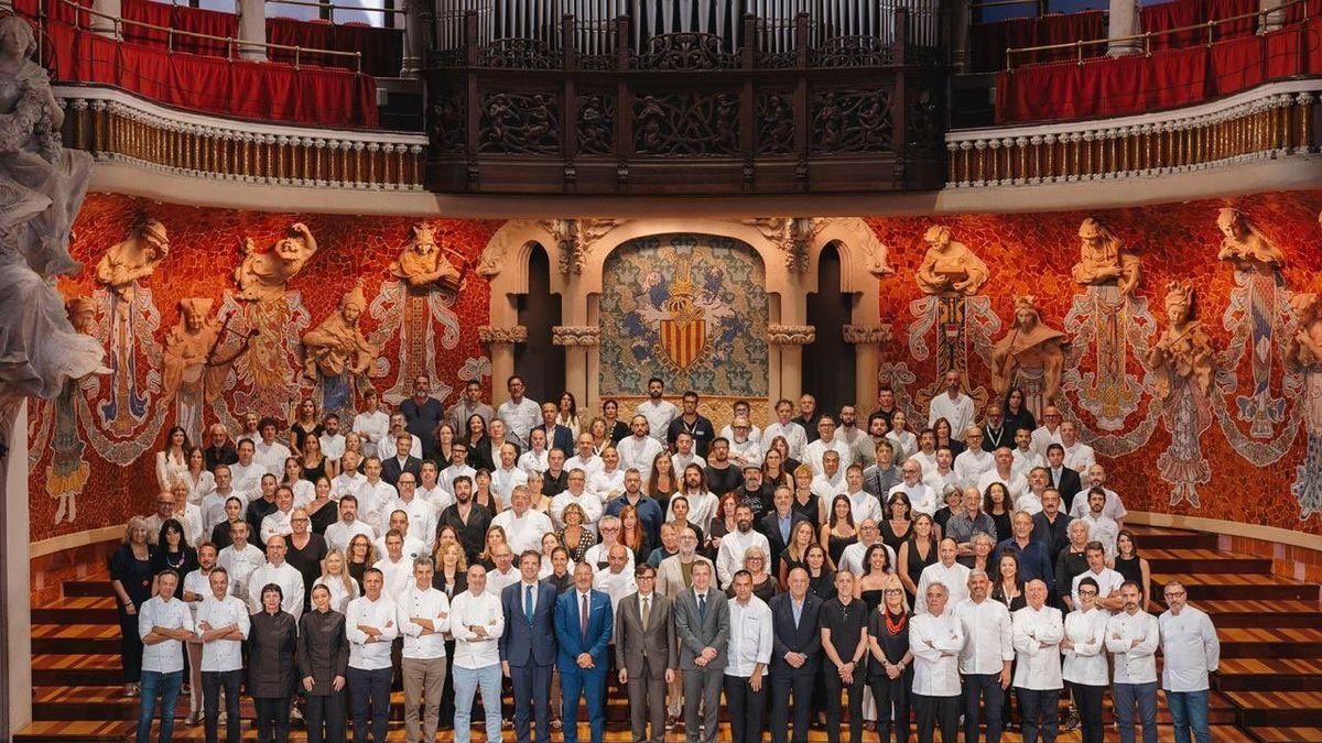Un centenar de chefs con estrella Michelin y de estilo tradicional, ayer en el Palau de la Música Catalana. - GENERALITAT