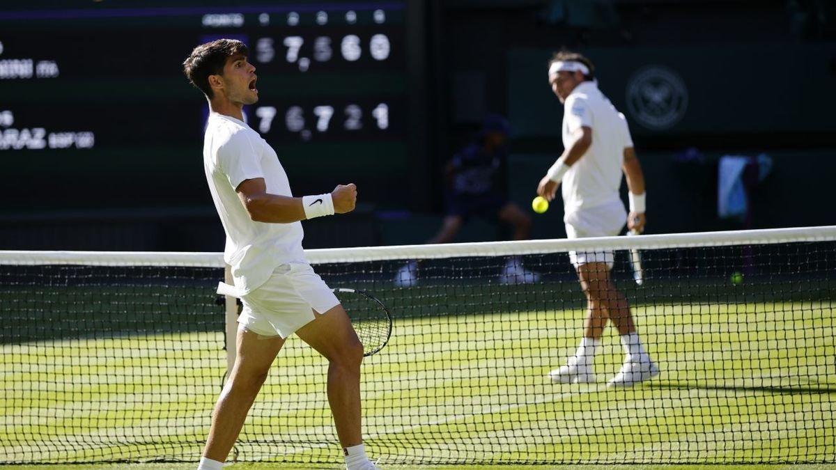 Carlos Alcaraz sufrió más de los previsto ante Fognini. - EFE