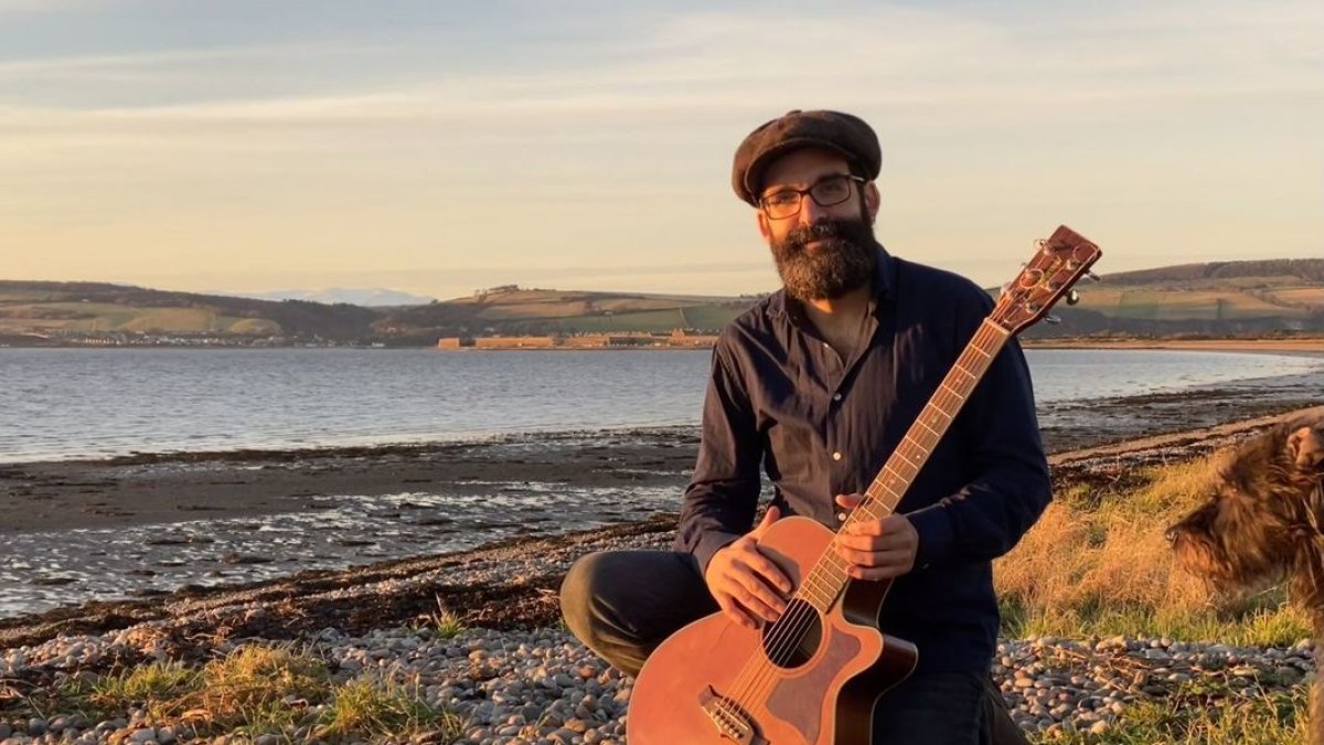 El cantant, compositor i músic lleidatà Joan Baró, en una imatge l’any passat a la costa escocesa. - JOAN BARÓ