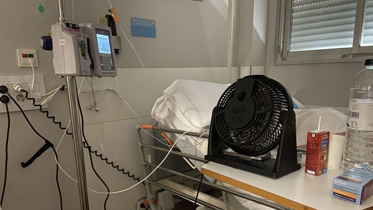 Ventilador en una habitación de la tercera planta del hospital a Arnau el domingo pasado. - AMADO FUROR