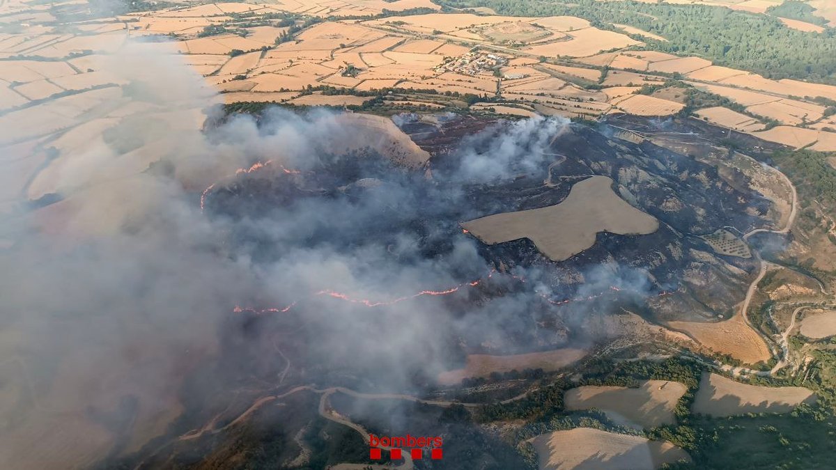 Vista aèria de l'incendi a Puigcercós aquest dilluns.