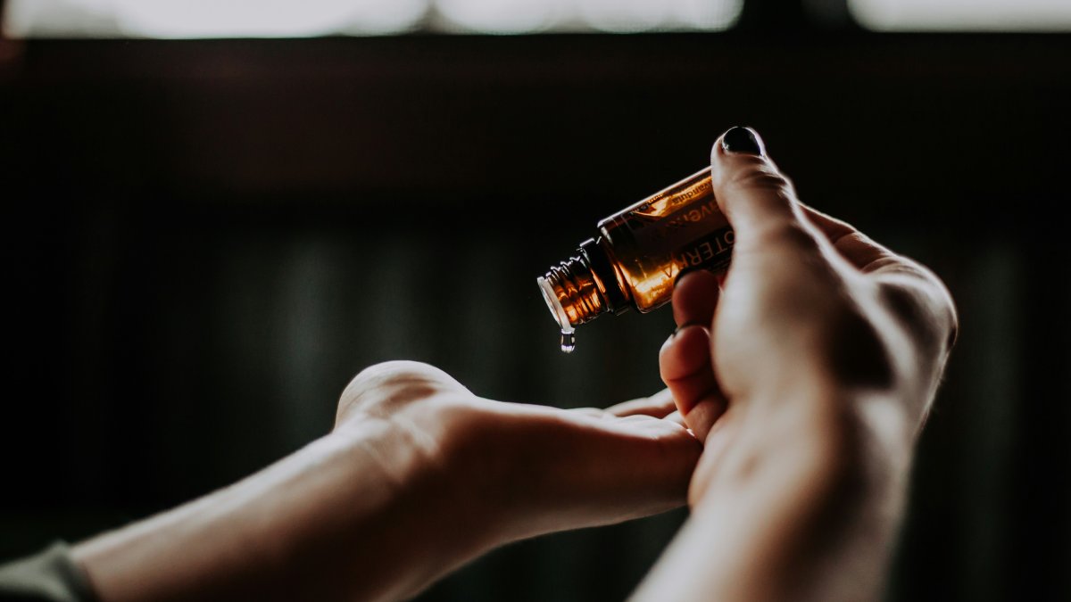 El aceite esencial que oscurece las canas.