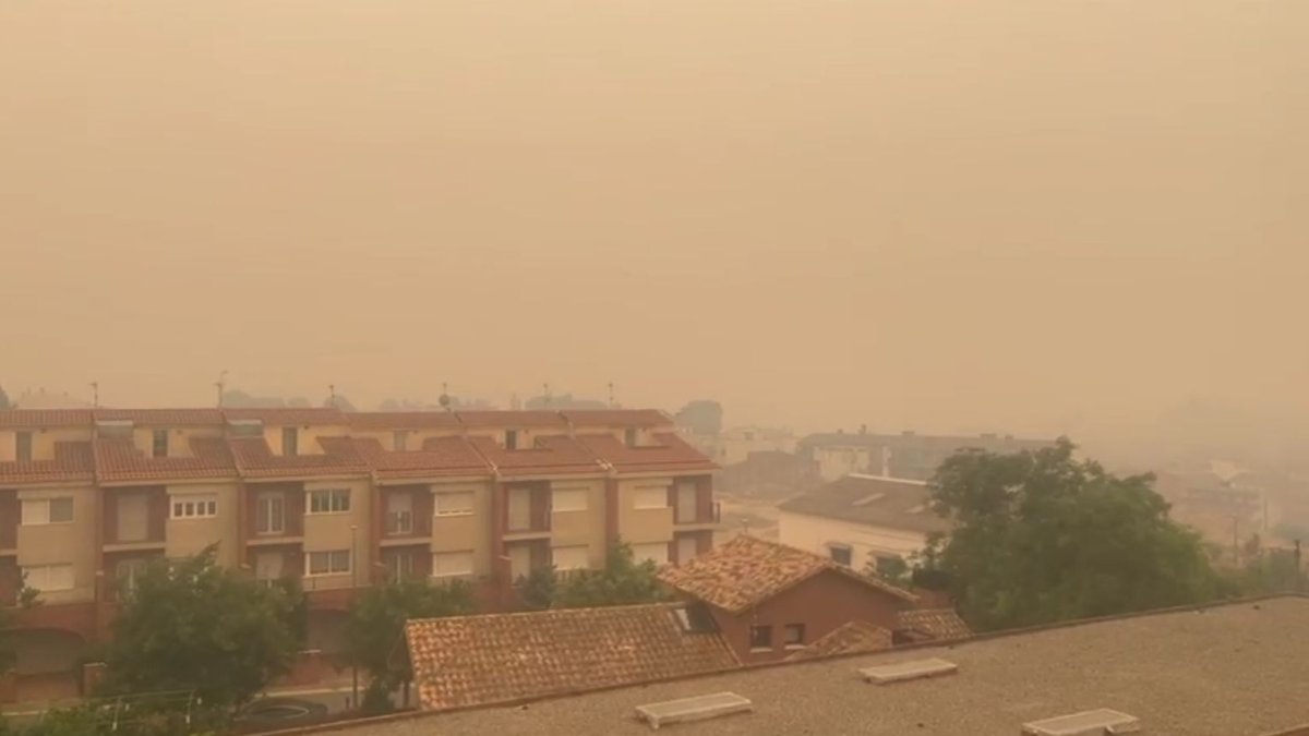 Els incendis de la Segarra omplen de fum i cendra el pla de Lleida