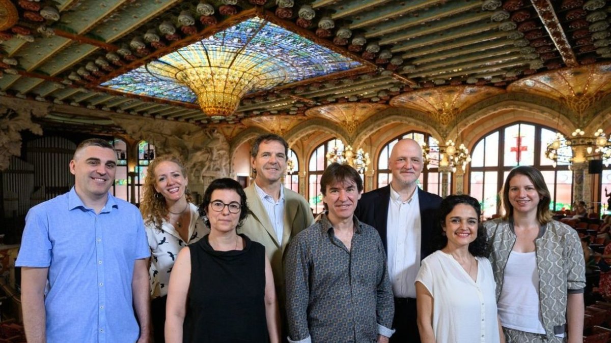 Xavier Puig (centro de la foto), rodeado por los altos cargos y otros representantes del Orfeó Català. - EUROPA PRESS