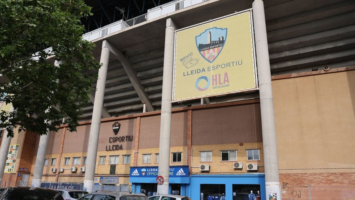 Una vista de la façana principal del Camp d’Esports, l’estadi del Lleida. - AMADO FORROLLA