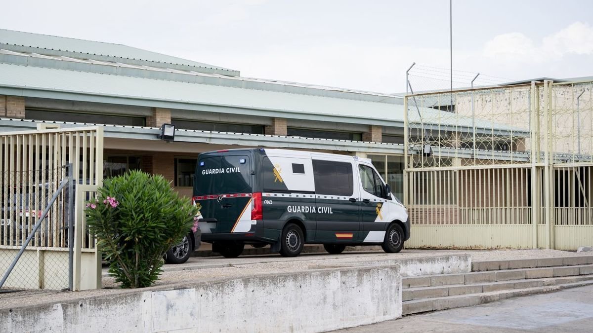 El furgó en el qual anava Santos Cerdán a l’arribar dilluns a la presó de Soto del Real. - A. PÉREZ MECA / EUROPA PRESS