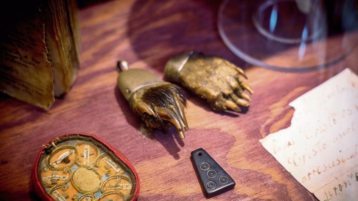 Amulets de diverses èpoques (s. XVI-XIX) exposats a l'Ecomuseu Valls d'Àneu.