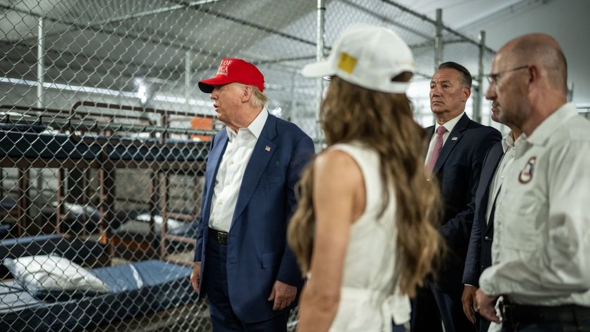 Donald Trump, al nou centre de detenció d’immigrants anomenat Alligator Alcatraz. - CASA BLANCA