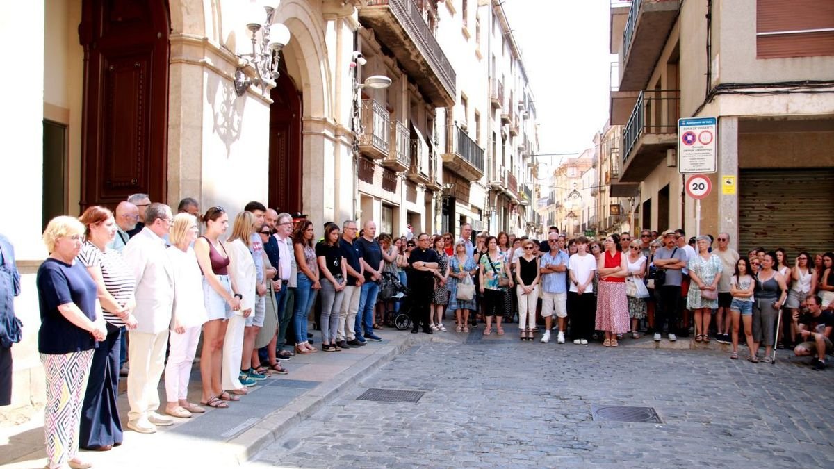Minuto de silencio por la muerte de un niño en Valls. - MAR ROVIRA / ACN
