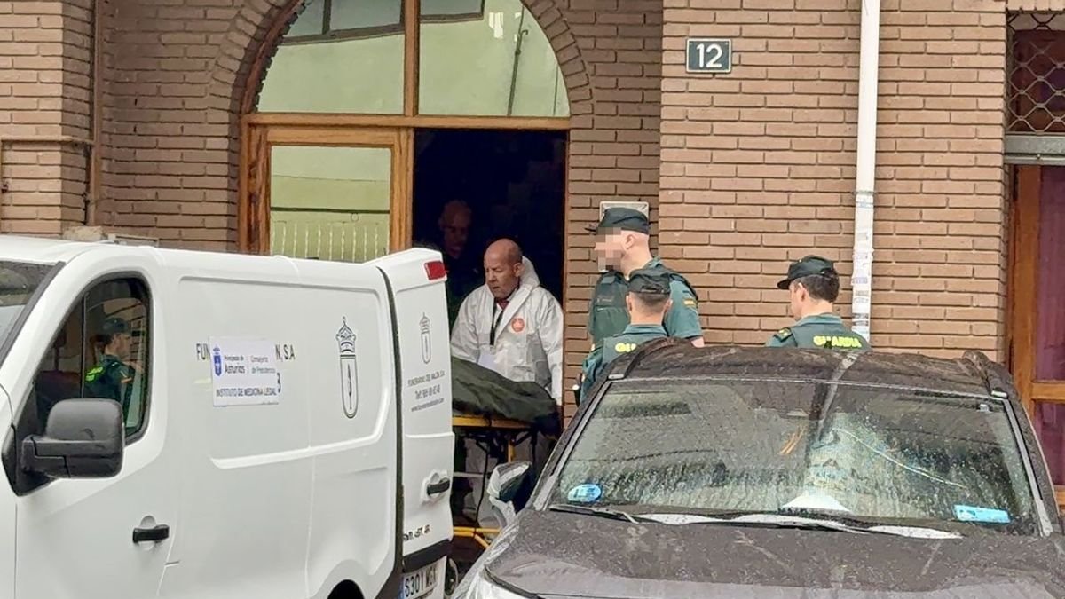 Agentes trasladan el cadáver de la mujer asesinada por su marido en Pola de Laviana. - EFE/J.L. CEREIJIDO