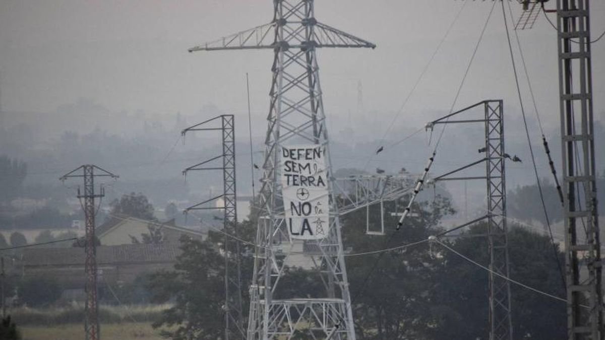 Imagen de la pancarta que apareció ayer en una torre de Rufea. - PLATAFORMA LLEIDA CONTRA LA MAT