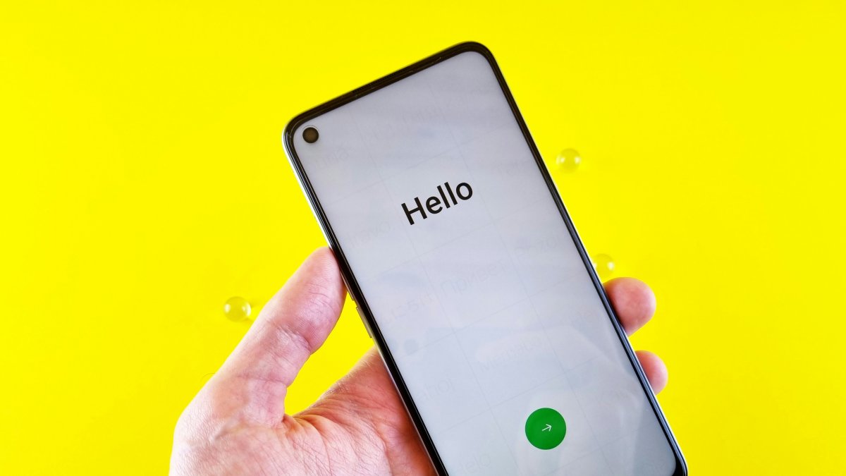 Una persona respondiendo al teléfono.