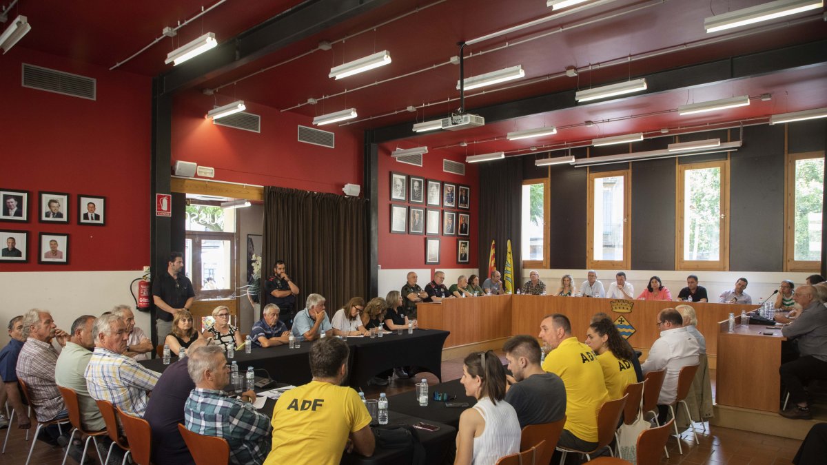 El conseller d'Agricultura, Òscar Ordeig, reunit a l'Ajuntament de Guissona amb alcaldes, representants d'organitzacions agràries, ADF, cossos d'emergències i afectats per l'incendi de Torrefeta i Florejacs.