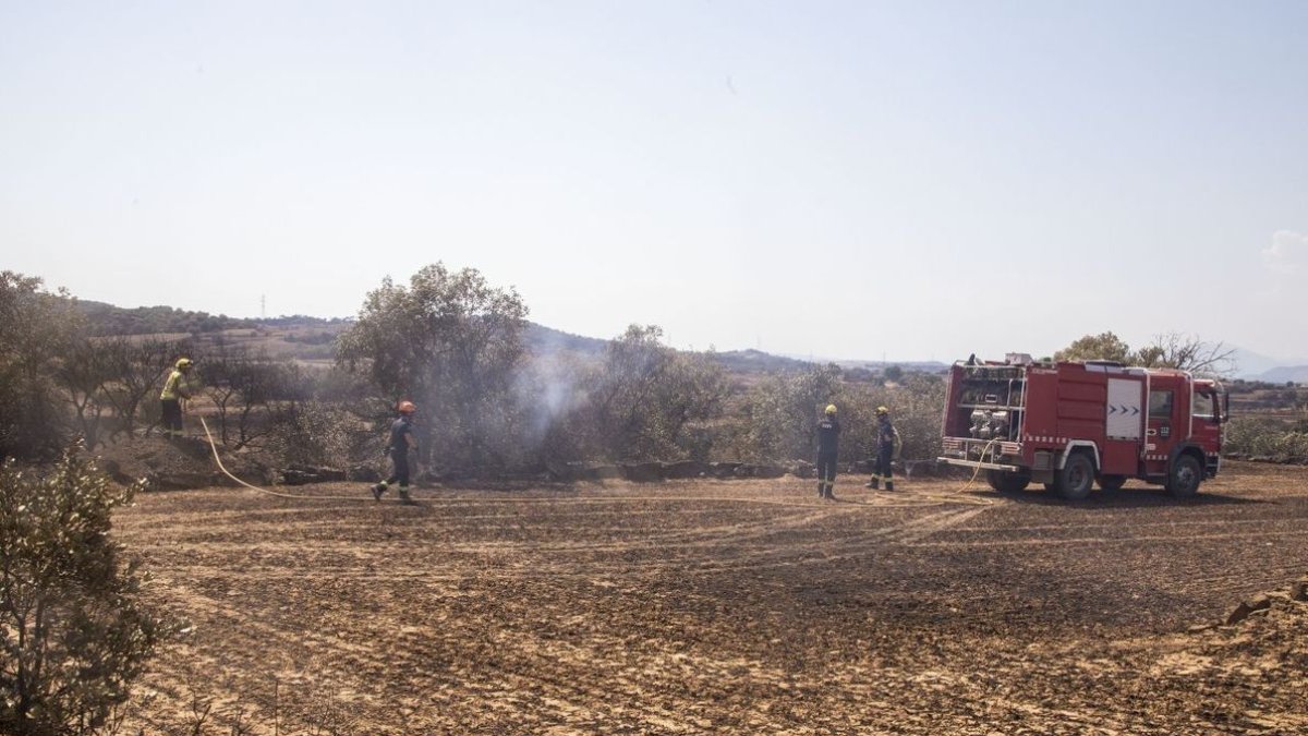 Los Bomberos, ayer en una zona que aún humeaba. - LAIA PEDRÓS