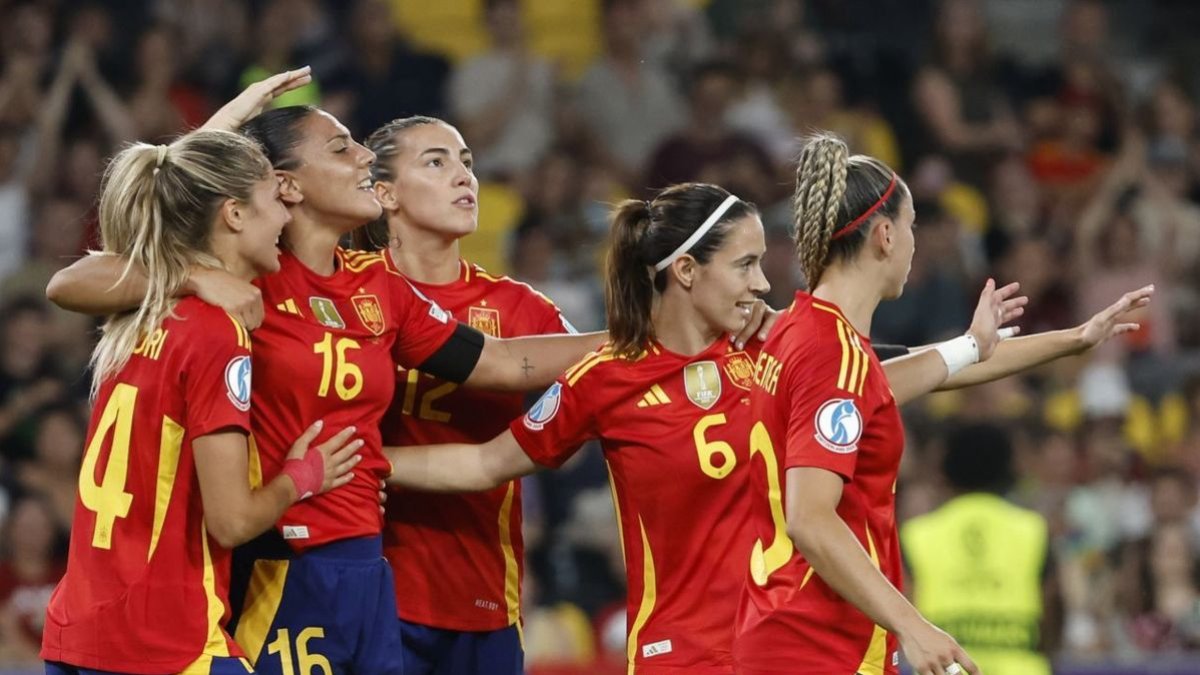 Jugadoras de España, con Aitana Bonmatí en el centro, celebran el quinto gol ante Portugal. - EFE