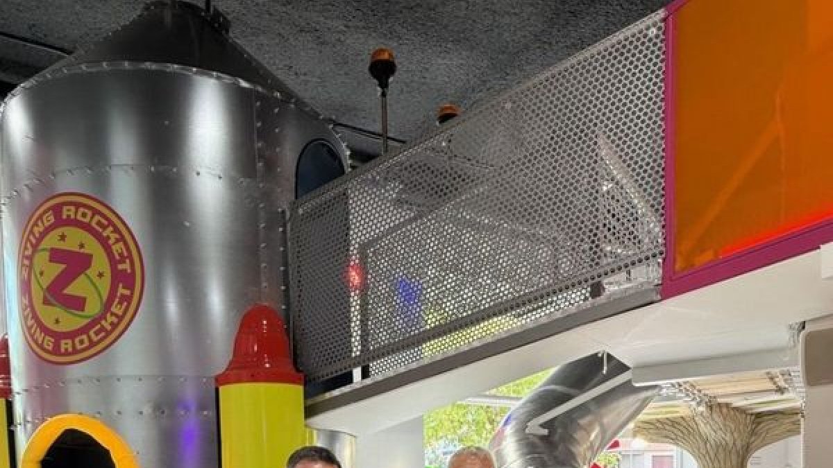 Responsables de ambas partes tras firmar el acuerdo.