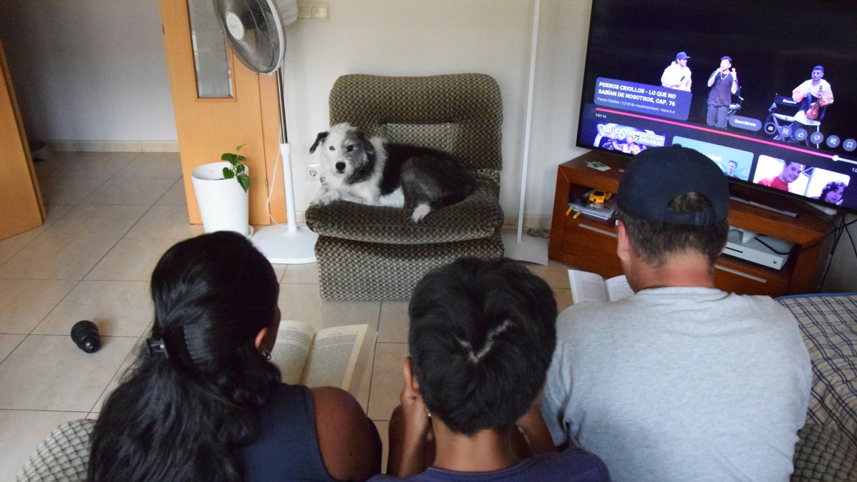 La familia, ayer en su piso de la Seu con su perro Naya, traído desde Colombia.