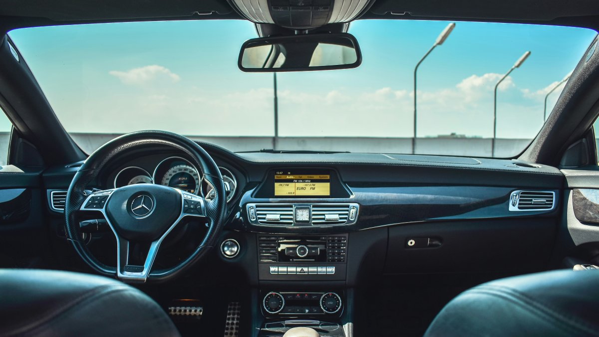 El interior de un coche.