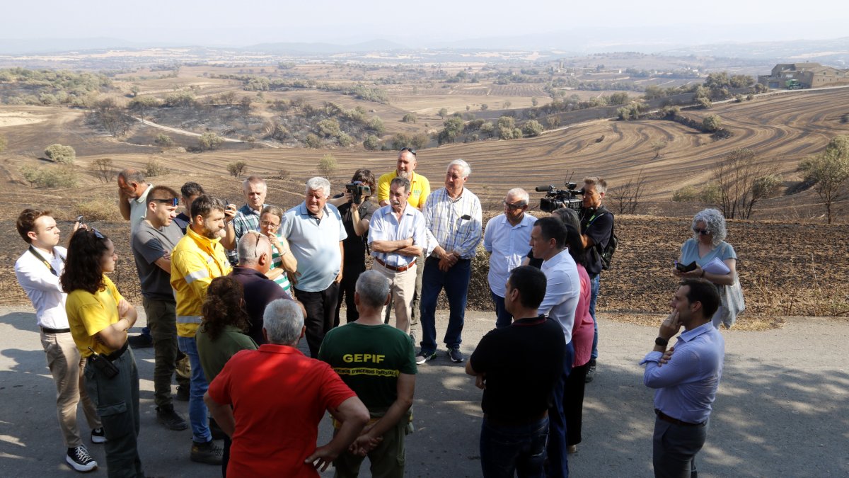 El conseller d'Agricultura, Òscar Ordeig, reunit amb representants d'organitzacions agràries, afectats i ADF en una zona afectada per l'incendi de Torrefeta.