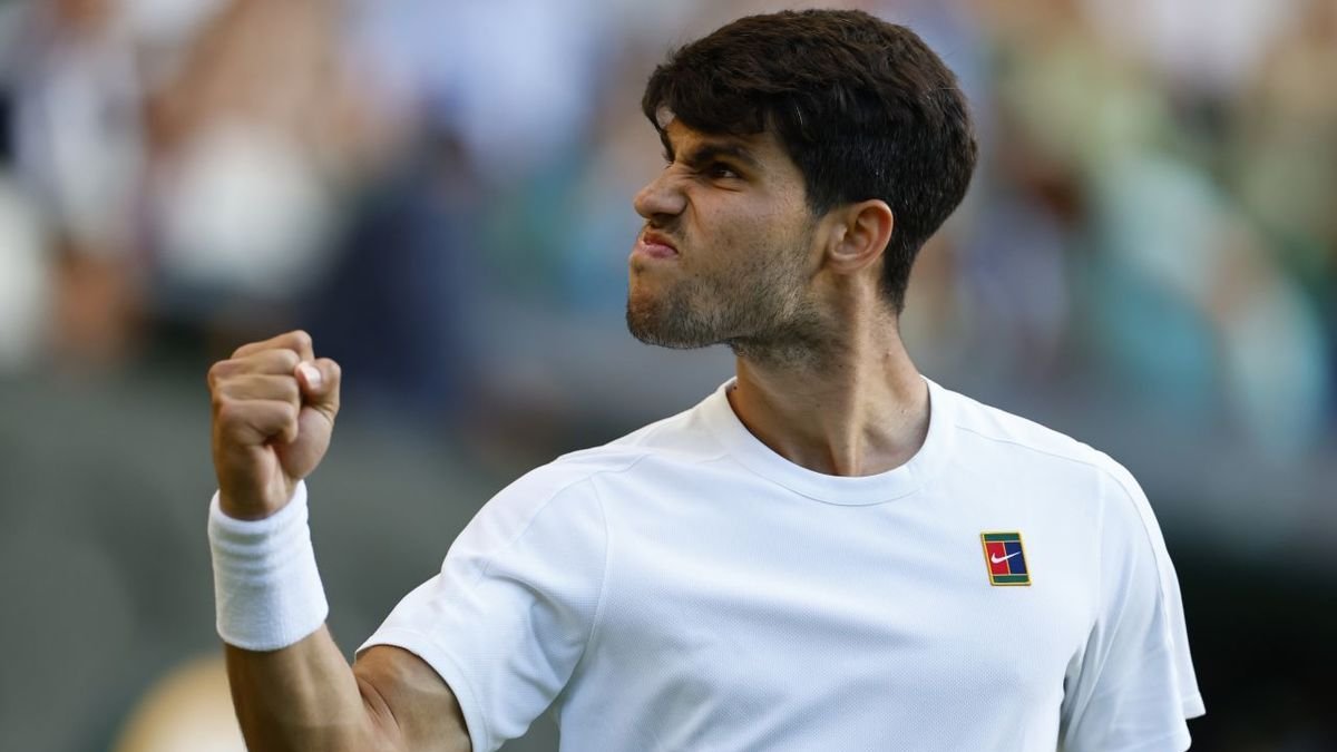 Carlos Alcaraz hace un gesto de rabia durante el partido de ayer en Wimbledon. - EFE