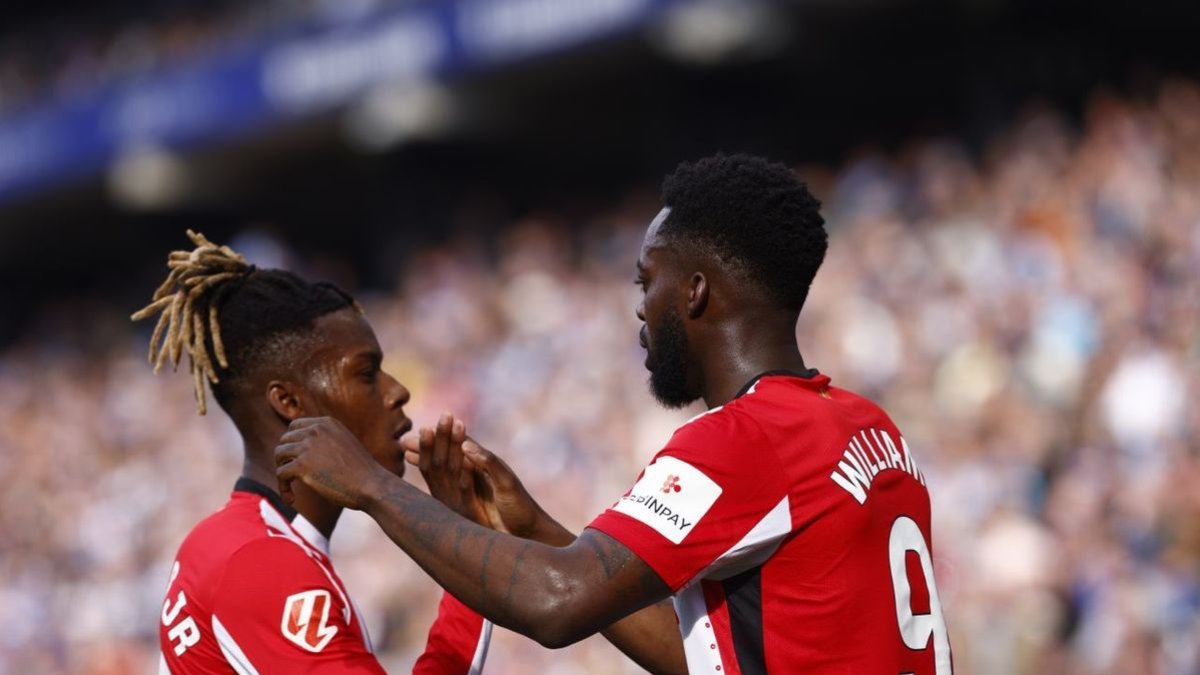 Nico Williams, amb el seu germà Iñaki, en una acció d’un partit de l’Athletic. - EFE