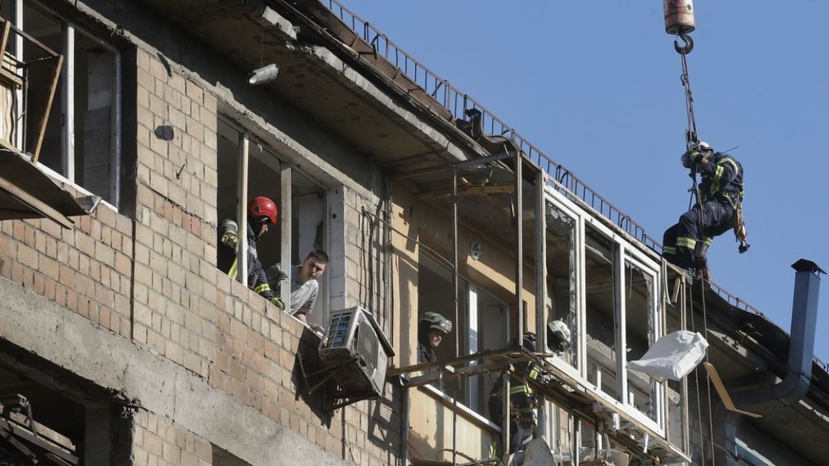 Rescatistas ucranianos trabajan en un edificio atacado en Kyiv. - EFE/EPA/SERGEY DOLZHENKO