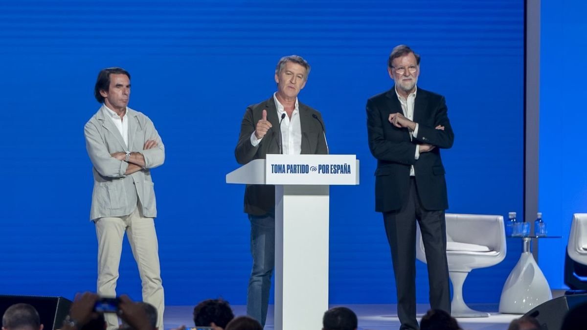 Alberto Núñez Feijóo, entre els expresidents José María Aznar i Mariano Rajoy. - ALBERTO ORTEGA / EUROPA PRESS