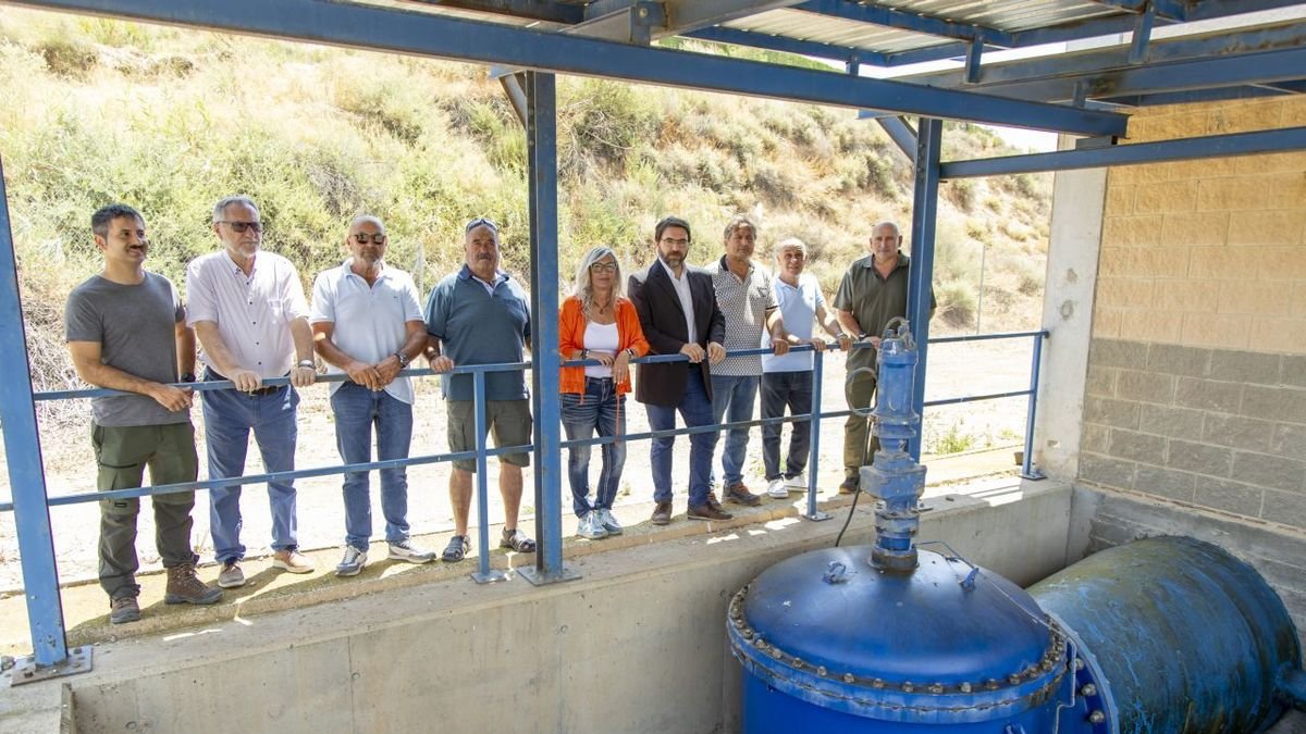 Momento de la visita ayer en la estación de bombeo de Pinyana. - JORDI ECHEVARRIA