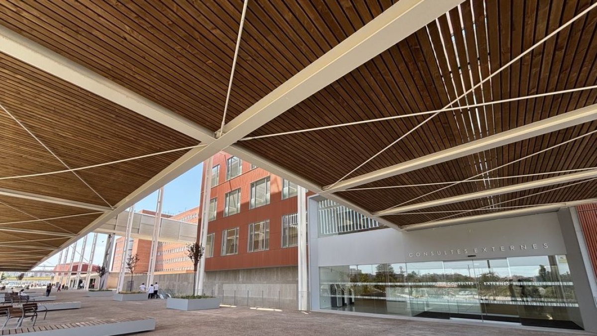Entrada al nuevo edificio de consultas, a la derecha de la entrada principal del hospital. - ICS LLEIDA
