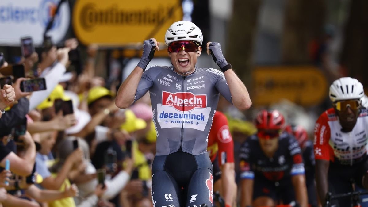 Philipsen es va imposar a l’esprint i és el primer líder del Tour 2025. - EFE