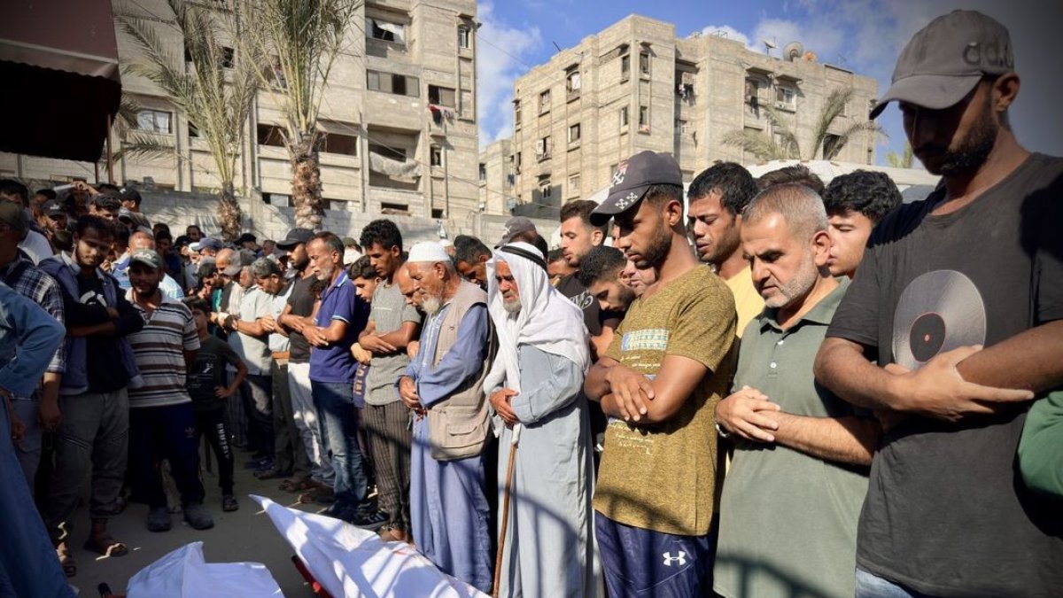 Persones resen al costat dels cossos dels morts a Gaza. - EFE