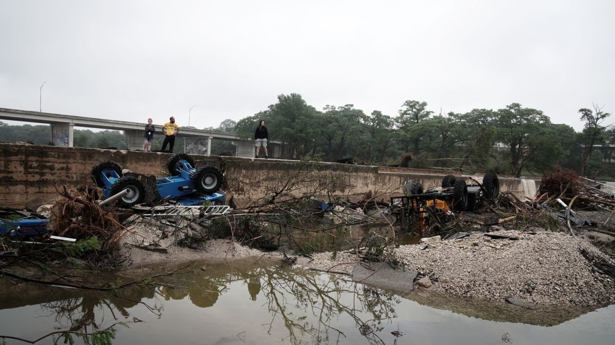 Un grup de persones observa els estralls que va deixar l’avinguda del riu Guadalupe a Kerrville. - EFE