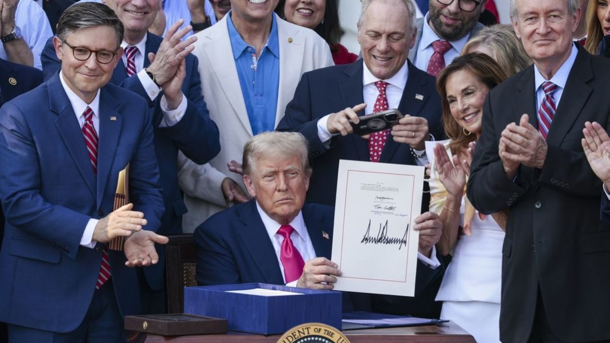 Trump tras firmar su “gran y hermoso proyecto de ley”. - EFE