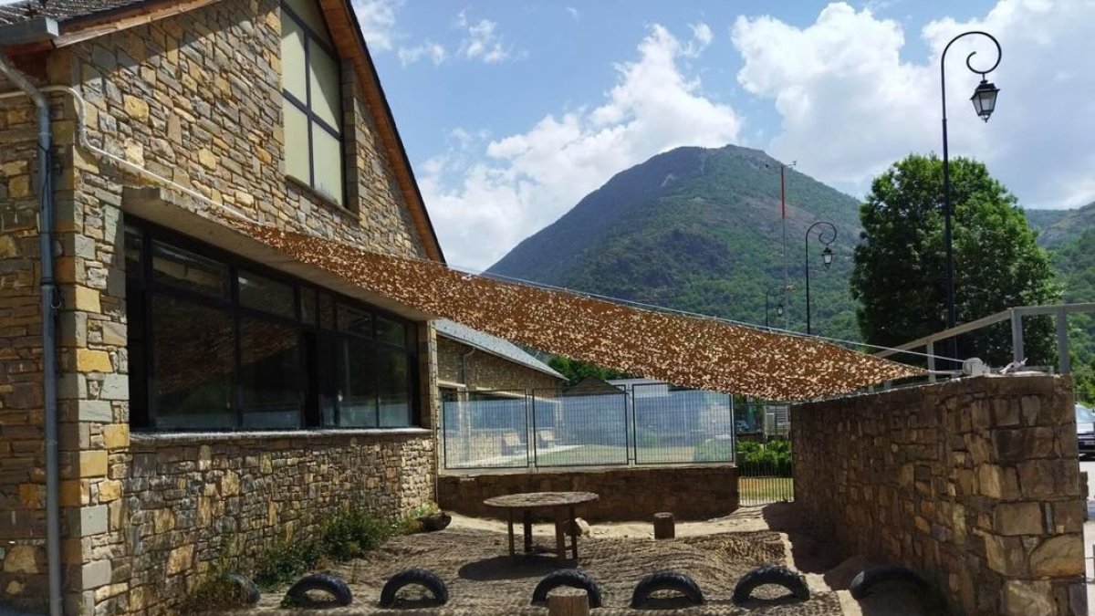 El parasol se ha instalado en la zona del arenero del colegio. - AYUNTAMIENTO DE LA VALL DE BOÍ
