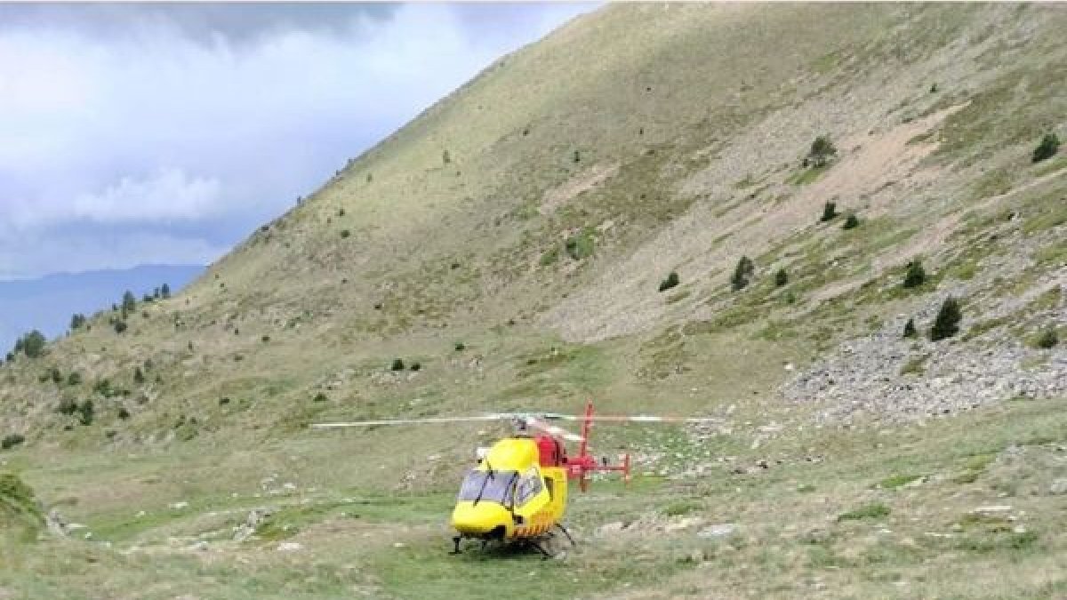 Imagen del rescate de un excursionista herido en Lladorre. - BOMBERS