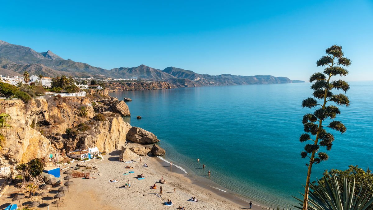 mar, vistes i activitats. Les platges d’aquests països europeus permeten passar una estona de bany única, contemplar increïbles vistes a l’horitzó i gaudir d’activitats diverses, com el busseig. - O.C.