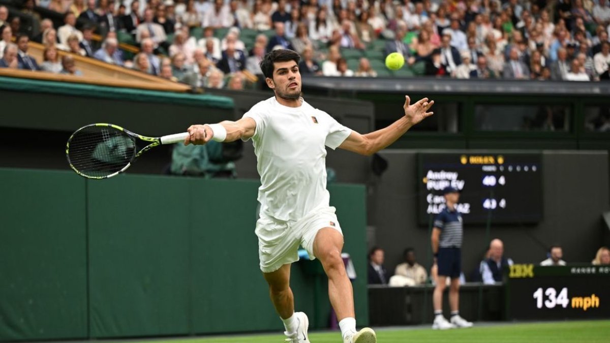 Alcaraz torna una bola durant el partit d’ahir. - EFE/DANIEL HAMBURY