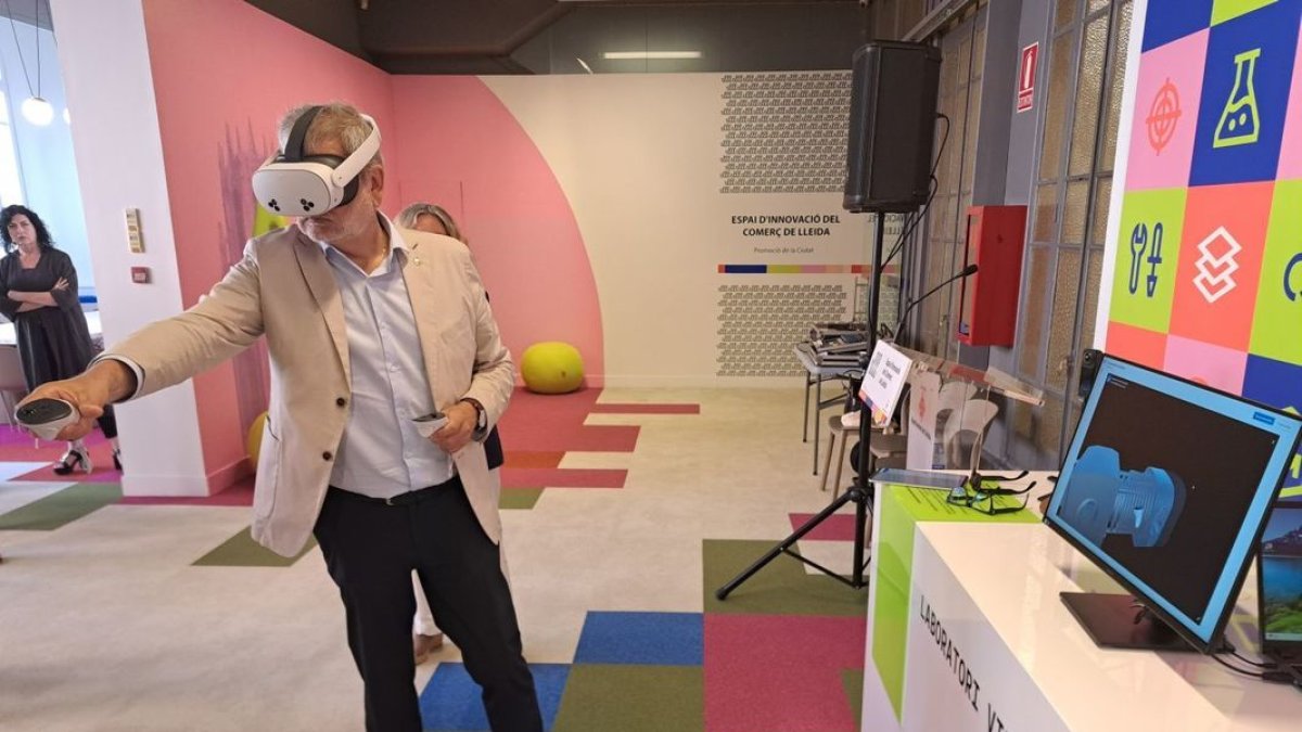 El alcalde, Fèlix Larrosa, probando un visor de realidad virtual del Espai d’Innovació del Comerç. - SCD