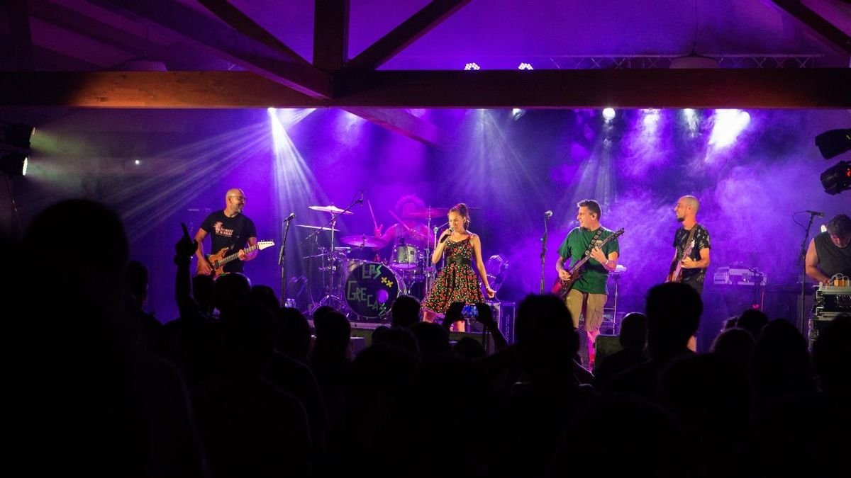 La pluja va obligar a traslladar les actuacions musicals al local social de Campo. - DOPAMINA PRODUCCIONES