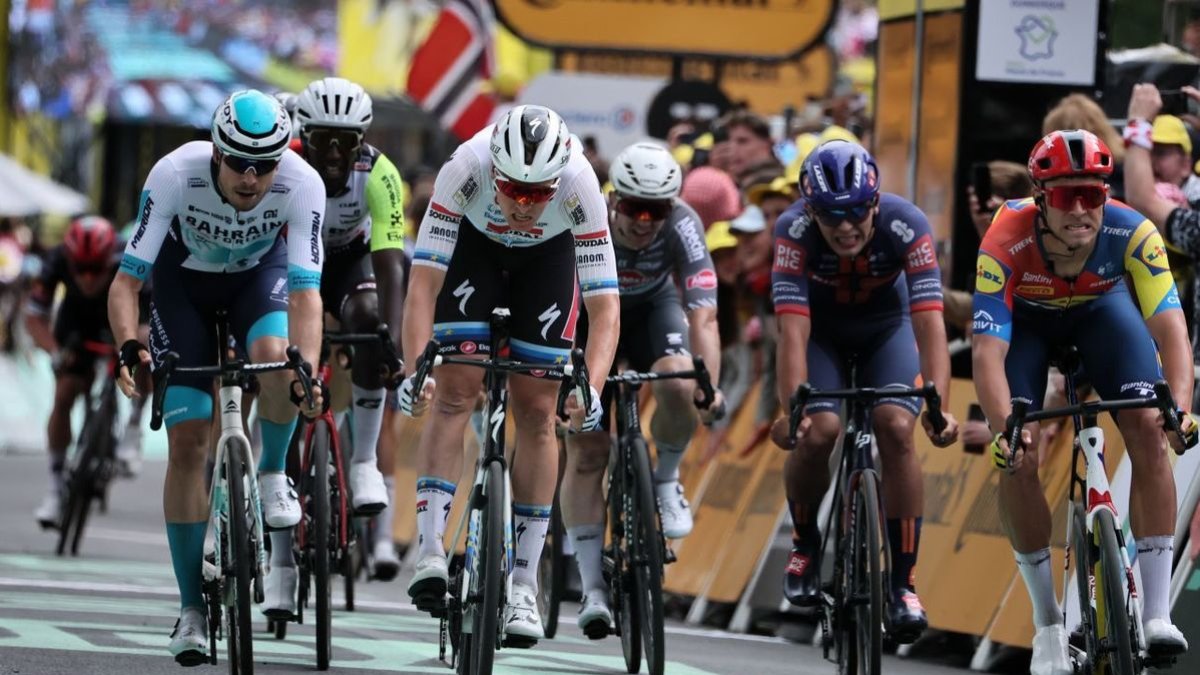 Moment de l’esprint de l’etapa d’ahir, en el qual es va imposar el belga Merlier. - EFE/EPA/CHRISTOPHE PETIT TESSON