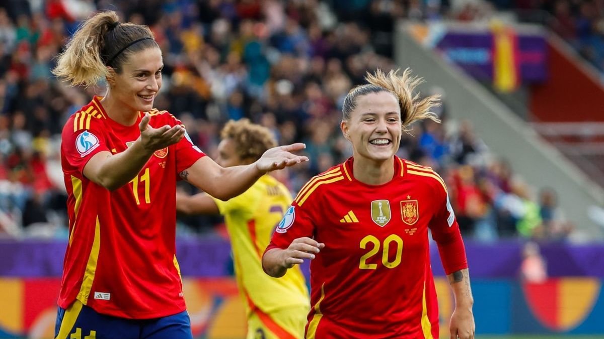 Claudia Pina, a la derecha, festeja al consecución de un golazo que significaba el 5-2. - EFE